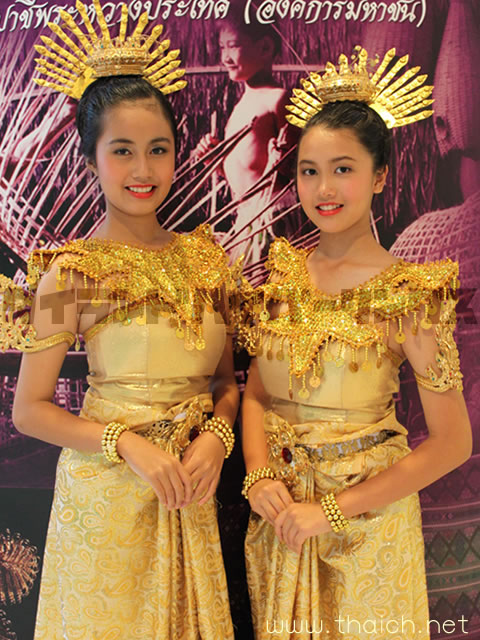 タイ舞踊の少女たち