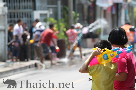 12年ソンクラーン タイ正月 水かけ祭り の様子 タイランドハイパーリンクス Thai Hyper