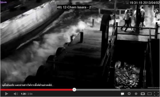 悪臭の漂うセンセープ運河の水が全身にかかる動画【ネットの話題＠タイ】