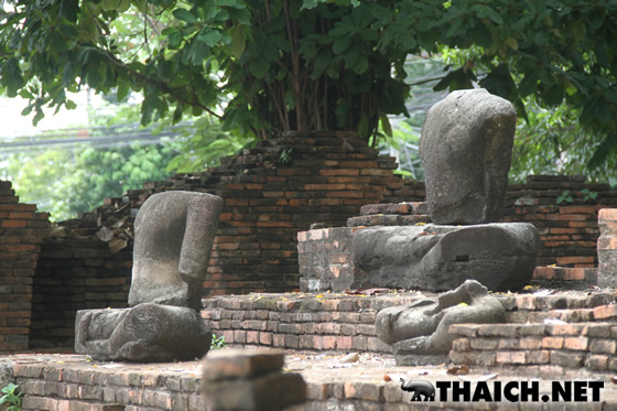 アユタヤ「ワット・マハタート」の木の根に埋もれた仏頭と頭のない仏像 