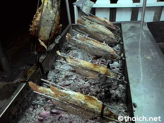 プラータップティムを自動炭火焼き機で塩焼きに