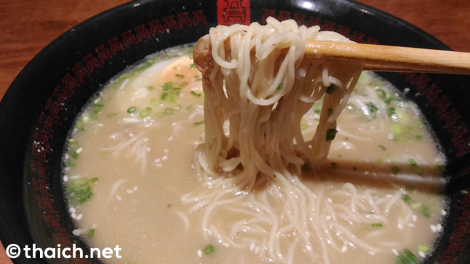 A RAMEN：一蘭スタイルで話題のラーメン店がストリート・ラチャダーにオープン