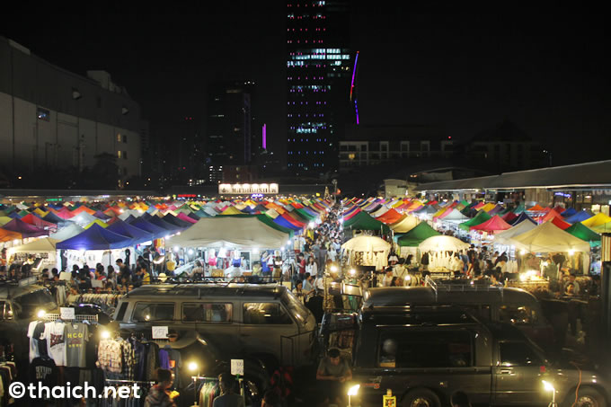 バンコクのラチャダーピセーク通りにあるナイトマーケット・タラートロットファイ（鉄道市場）
