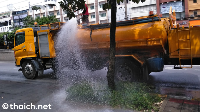 バンコクの街路樹に水を撒くダイナミックな放水車