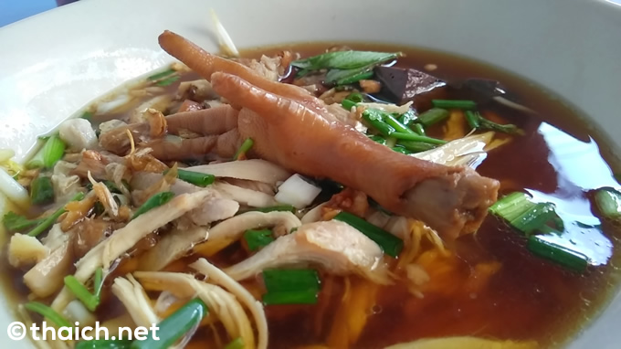 タイ料理の食べ方～ズルズル麺をすすらない＋器に口を付けない