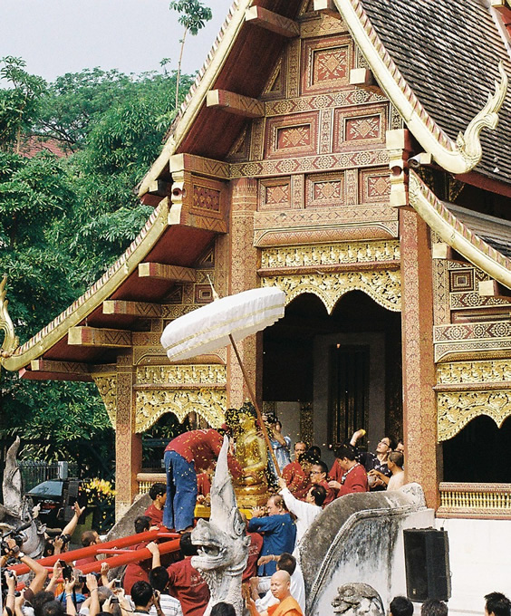 タイ旧正月のワット・プラシンのシヒン仏を運び出す儀式。仏像行列の先頭に置かれて街を練り歩く。（撮影：古川節子／橋口哲郎）