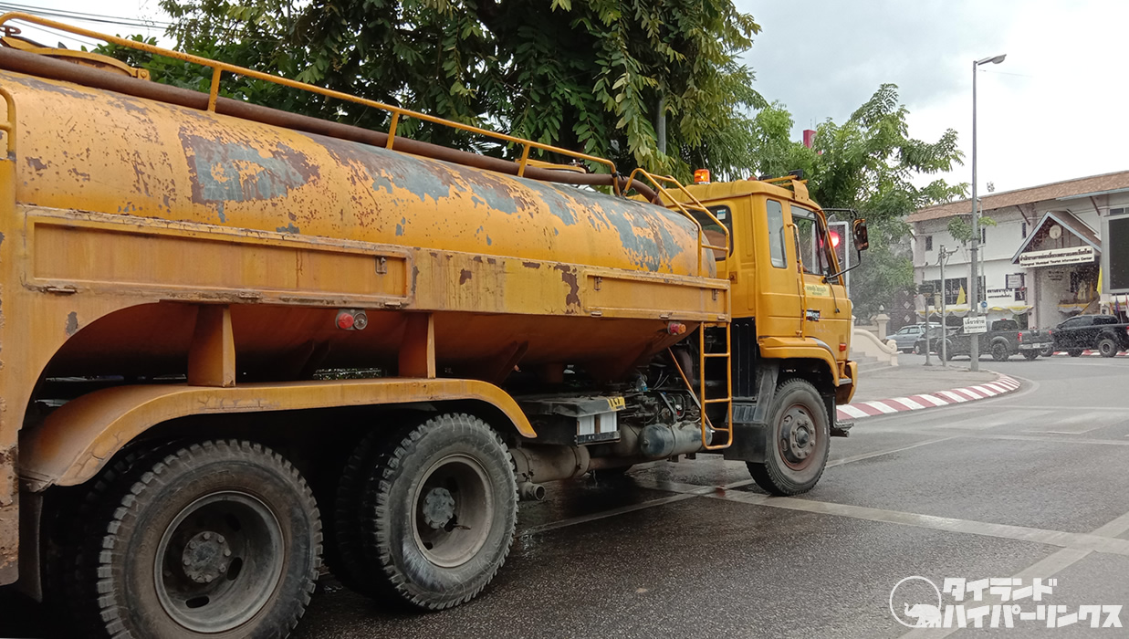チェンマイの道路を掃除する散水車