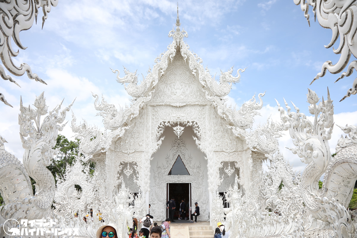 チェンライの白い寺院「ワット・ローンクン」