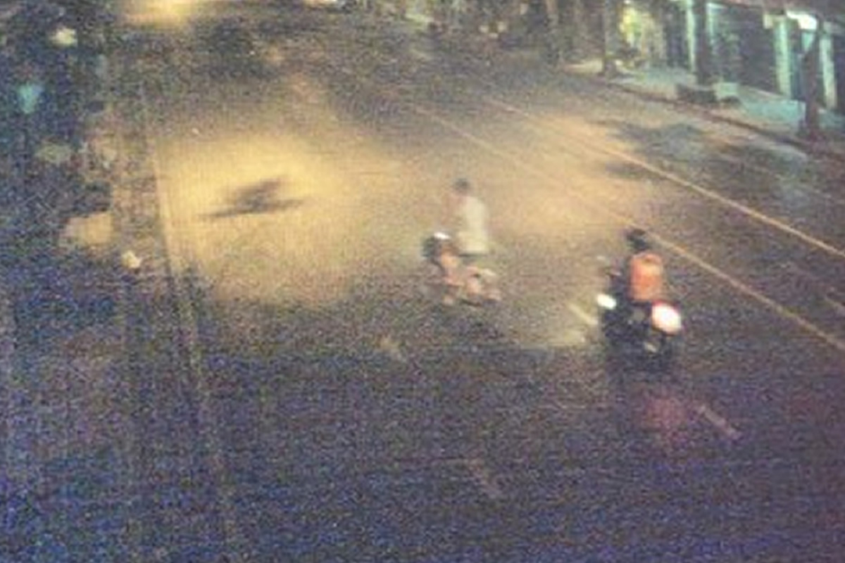 ひったくりバイタクを逮捕、自転車に乗った外国人からバッグ奪う