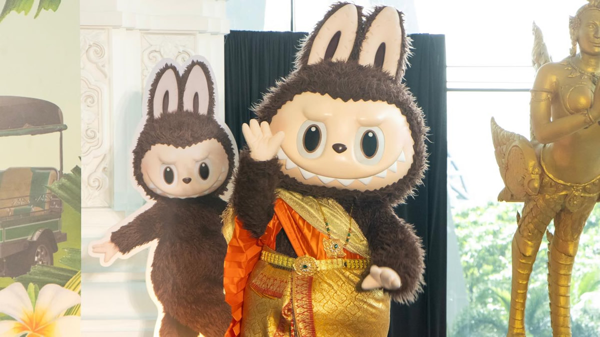 タイの伝統衣装を着たLABUBU、中国からタイに到着